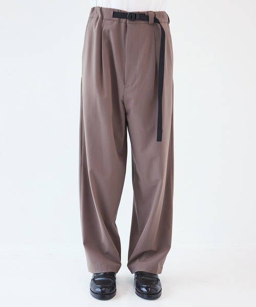 UJOH（ウジョー）の「【UJOH HOMME】Tape-Belt 1 Tuck PNT（スラックス・メンズ・ブラック/ベージュ・4/5）」の13枚目の写真