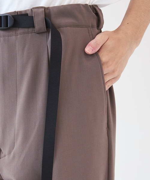 UJOH（ウジョー）の「【UJOH HOMME】Tape-Belt 1 Tuck PNT（スラックス・メンズ・ブラック/ベージュ・4/5）」の10枚目の写真