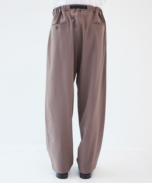 UJOH（ウジョー）の「【UJOH HOMME】Tape-Belt 1 Tuck PNT（スラックス・メンズ・ブラック/ベージュ・4/5）」の11枚目の写真