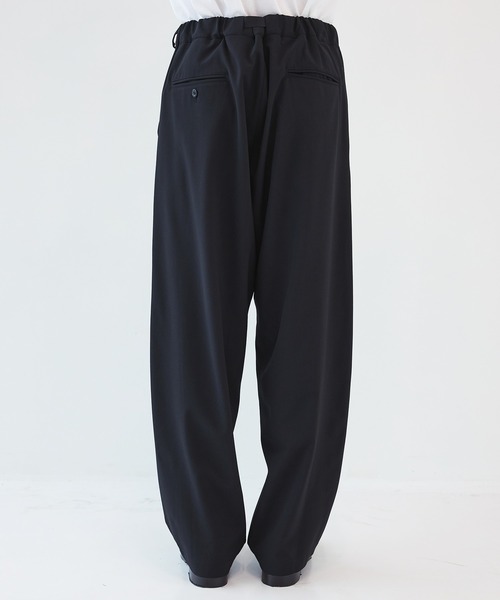 UJOH（ウジョー）の「【UJOH HOMME】Tape-Belt 1 Tuck PNT（スラックス・メンズ・ブラック/ベージュ・4/5）」の15枚目の写真