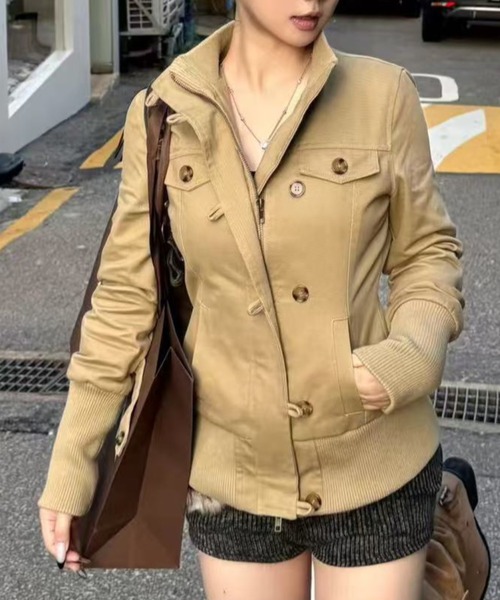 Lis ardent（リスアルダン）の「アウター　スタンドカラーミリタリージャケット（その他アウター・レディース・ベージュ/ネイビー・M）」の2枚目の写真
