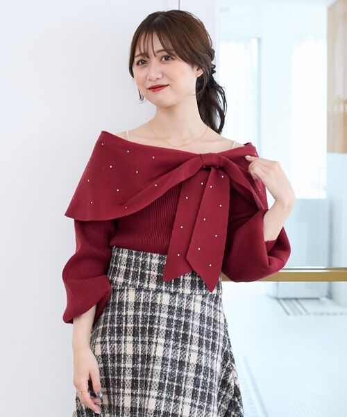 MAJESTIC LEGON(マジェスティックレゴン)の「ビジューリボンオフショルニット(ニット/セーター・レディース・ボルドー/ピンク/ブラック/アイボリー/ブラック系その他・MEDIUM)」の6枚目の写真