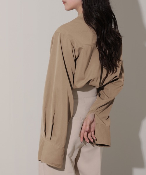 nouvellemoi(ヌーベルモイ)の「比翼スリーブバンドカラーシャツ(シャツ/ブラウス・レディース・グレイッシュベージュ/ブラック/ホワイト/チャコールグレー・L/M/S)」の6枚目の写真