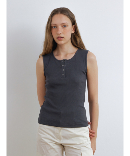 UNNOUT(アナウト)の「RIBBED HENLEY NECK SLEEVELESS SHIRT CHARCOAL(Tシャツ/カットソー・レディース・その他・ONE SIZE)」の2枚目の写真