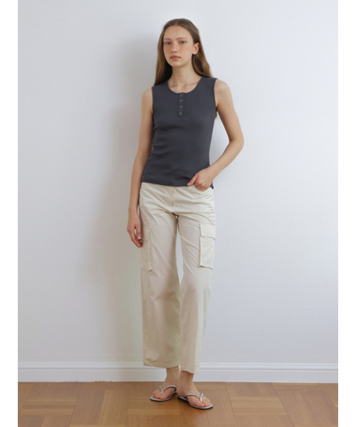 UNNOUT(アナウト)の「RIBBED HENLEY NECK SLEEVELESS SHIRT CHARCOAL(Tシャツ/カットソー・レディース・その他・ONE SIZE)」の3枚目の写真