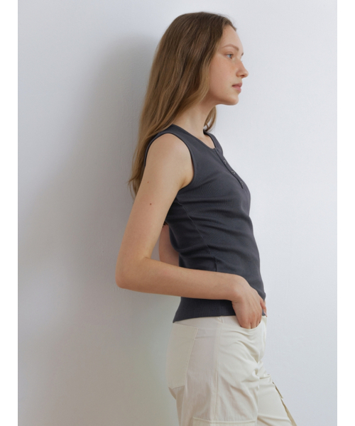 UNNOUT(アナウト)の「RIBBED HENLEY NECK SLEEVELESS SHIRT CHARCOAL(Tシャツ/カットソー・レディース・その他・ONE SIZE)」の4枚目の写真
