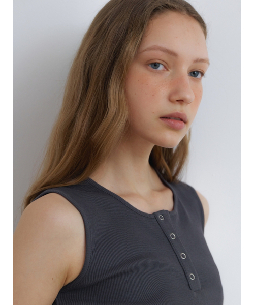 UNNOUT(アナウト)の「RIBBED HENLEY NECK SLEEVELESS SHIRT CHARCOAL(Tシャツ/カットソー・レディース・その他・ONE SIZE)」の5枚目の写真