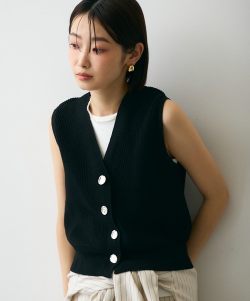 Trish（トリッシュ）の「メタル釦コンパクトベスト（ベスト・レディース・ブラック/アイボリー・FREE）」の2枚目の写真