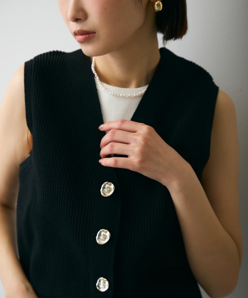 Trish（トリッシュ）の「メタル釦コンパクトベスト（ベスト・レディース・ブラック/アイボリー・FREE）」の9枚目の写真