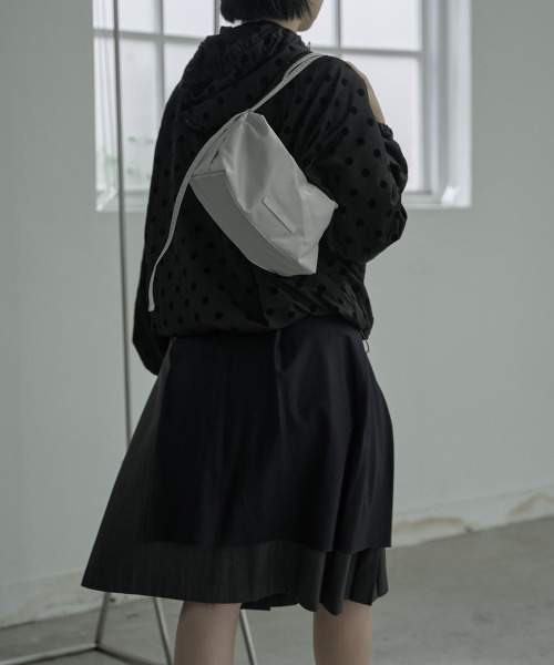 RAWROW（ロウロウ）の「キューブバッグ 772 ソリッド [2色]（ショルダーバッグ・レディース・ブラック/グレー・FREE）」の4枚目の写真