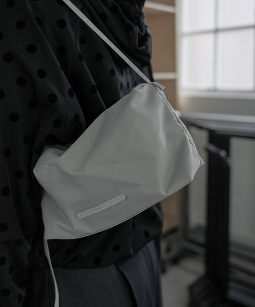 RAWROW（ロウロウ）の「キューブバッグ 772 ソリッド [2色]（ショルダーバッグ・レディース・ブラック/グレー・FREE）」の6枚目の写真
