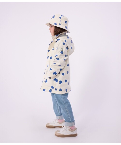 PETIT BATEAU（プチバトー）の「ハートプリントヨットパーカ（マウンテンパーカー・キッズ・ホワイト×ブルー・6YEAR/8YEAR/10YEAR/12YEAR）」の2枚目の写真