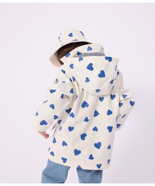 PETIT BATEAU（プチバトー）の「ハートプリントヨットパーカ（マウンテンパーカー・キッズ・ホワイト×ブルー・6YEAR/8YEAR/10YEAR/12YEAR）」の3枚目の写真