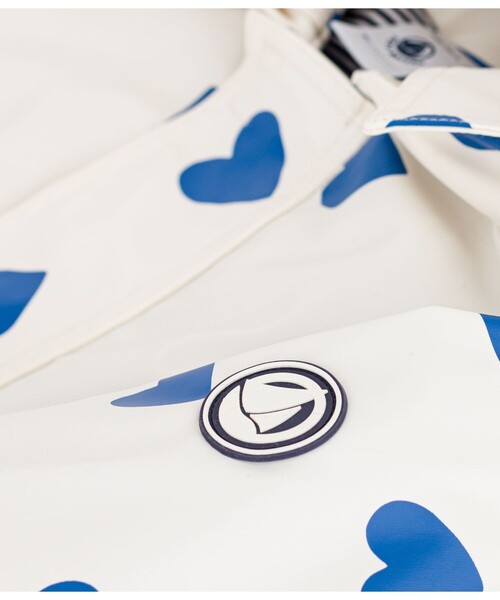 PETIT BATEAU（プチバトー）の「ハートプリントヨットパーカ（マウンテンパーカー・キッズ・ホワイト×ブルー・6YEAR/8YEAR/10YEAR/12YEAR）」の7枚目の写真