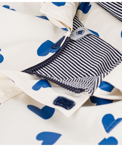 PETIT BATEAU（プチバトー）の「ハートプリントヨットパーカ（マウンテンパーカー・キッズ・ホワイト×ブルー・6YEAR/8YEAR/10YEAR/12YEAR）」の8枚目の写真