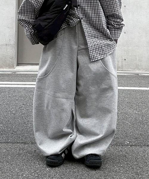 YACA(ヤーカ)の「Balloon Fit Sweat PT/バルーンフィットスウェットパンツ【unisex item】(スウェットパンツ・レディース・グレー/ブラック・FREE)」の2枚目の写真