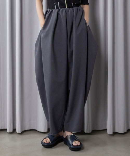 MARECHAL TERRE（マルシャルテル）の「【接触冷感 /UVカット/速乾性/吸汗性/抗ピリング】ワイドコクーンパンツ（その他パンツ・レディース・グレイッシュベージュ/ブラック/ブルー/チャコールグレー・MEDIUM）」の2枚目の写真