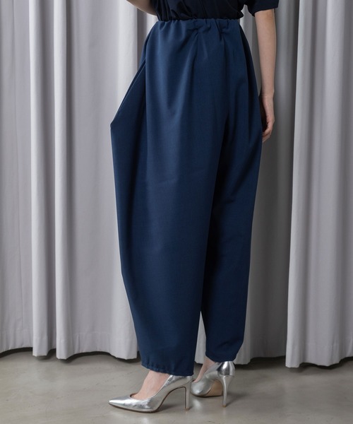 MARECHAL TERRE（マルシャルテル）の「【接触冷感 /UVカット/速乾性/吸汗性/抗ピリング】ワイドコクーンパンツ（その他パンツ・レディース・グレイッシュベージュ/ブラック/ブルー/チャコールグレー・MEDIUM）」の6枚目の写真