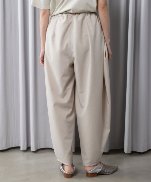 MARECHAL TERRE（マルシャルテル）の「【接触冷感 /UVカット/速乾性/吸汗性/抗ピリング】ワイドコクーンパンツ（その他パンツ・レディース・グレイッシュベージュ/ブラック/ブルー/チャコールグレー・MEDIUM）」の15枚目の写真