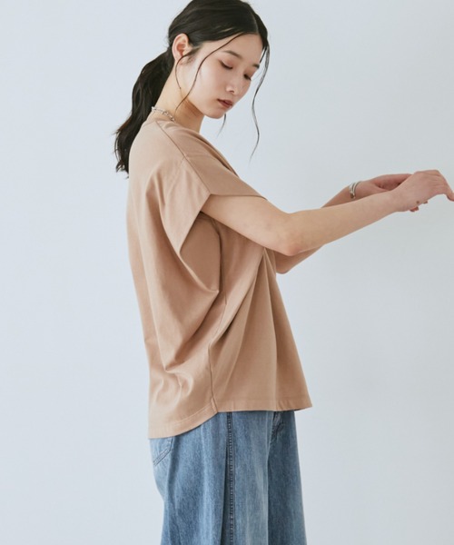 Doux archives(ドゥアルシーヴ)の「袖タックドルマンTシャツ(Tシャツ/カットソー・レディース・チャコールグレー/キャメル/オフホワイト・FREE)」の3枚目の写真
