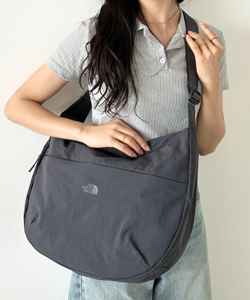 THE NORTH FACE(ザノースフェイス)の「【国内未発売】THE NORTH FACE(ザ・ノースフェイス)/2WAY ロゴプリント ショルダーバッグ ホーボーバッグ/LINDEN HOBO CROSSBODY(ショルダーバッグ・メンズ・ブラック/クリーム/チャコールグレー・FREE)」の2枚目の写真