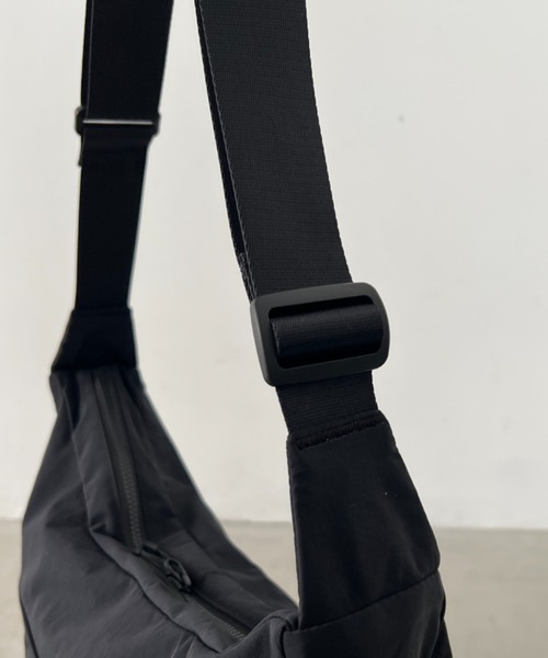 THE NORTH FACE(ザノースフェイス)の「【国内未発売】THE NORTH FACE(ザ・ノースフェイス)/2WAY ロゴプリント ショルダーバッグ ホーボーバッグ/LINDEN HOBO CROSSBODY(ショルダーバッグ・メンズ・ブラック/クリーム/チャコールグレー・FREE)」の16枚目の写真