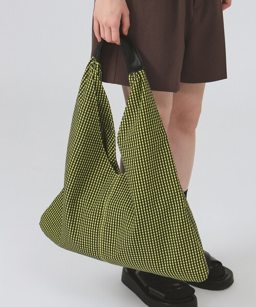 Ray BEAMS（レイビームス）の「チェック トライアングル バッグ（トートバッグ・レディース・イエロー/ブラック・ONE SIZE）」の2枚目の写真