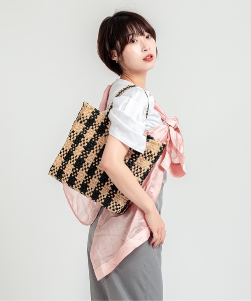 The Bagmati(ザバグマティ)の「【The Bagmati/ザバグマティ】かごバッグ ラフィア チェック柄 ハンドバッグ A4サイズ(かごバッグ・レディース・ナチュラル・FREE)」の2枚目の写真