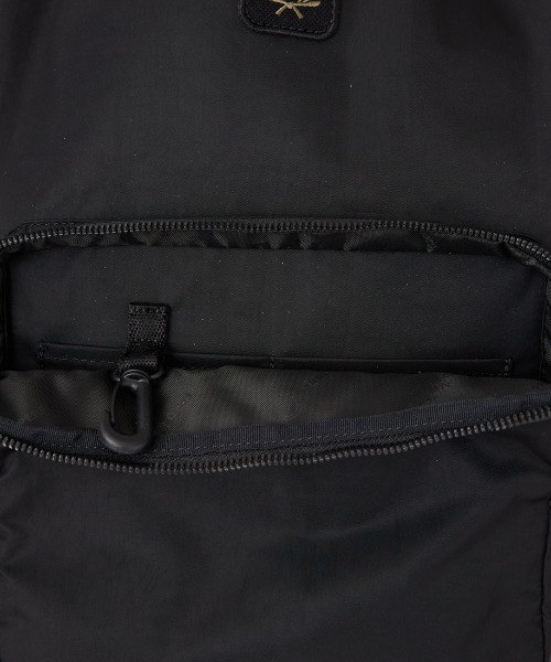 FRED PERRY（フレッドペリー）の「【WEB先行予約】[FRED PERRY/フレッドペリー] クリンクル ナイロンバックパック（バックパック/リュック・レディース・ブラック/モスグリーン・ONE SIZE）」の9枚目の写真