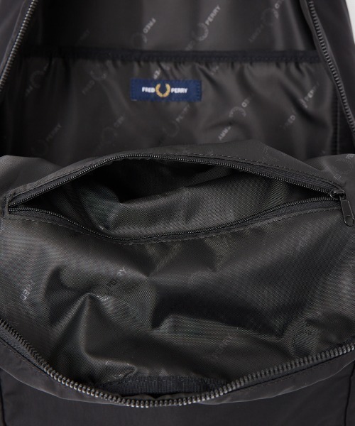 FRED PERRY（フレッドペリー）の「【WEB先行予約】[FRED PERRY/フレッドペリー] クリンクル ナイロンバックパック（バックパック/リュック・レディース・ブラック/モスグリーン・ONE SIZE）」の11枚目の写真