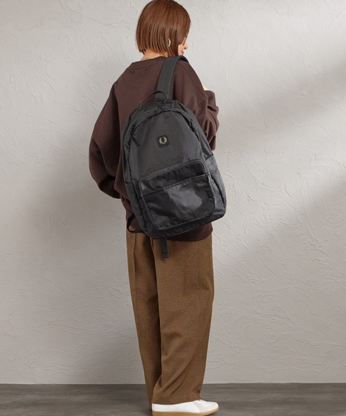 FRED PERRY（フレッドペリー）の「【WEB先行予約】[FRED PERRY/フレッドペリー] クリンクル ナイロンバックパック（バックパック/リュック・レディース・ブラック/モスグリーン・ONE SIZE）」の3枚目の写真