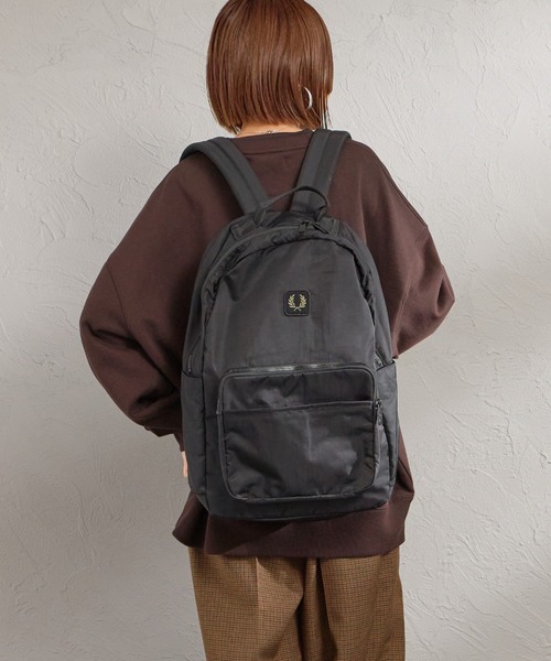 FRED PERRY（フレッドペリー）の「【WEB先行予約】[FRED PERRY/フレッドペリー] クリンクル ナイロンバックパック（バックパック/リュック・レディース・ブラック/モスグリーン・ONE SIZE）」の6枚目の写真