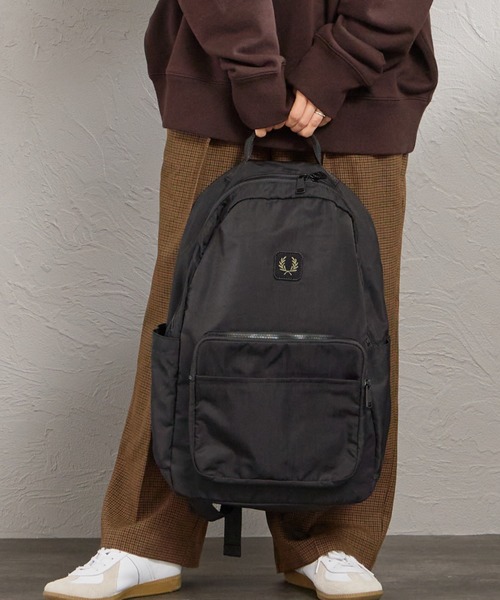 FRED PERRY（フレッドペリー）の「【WEB先行予約】[FRED PERRY/フレッドペリー] クリンクル ナイロンバックパック（バックパック/リュック・レディース・ブラック/モスグリーン・ONE SIZE）」の4枚目の写真