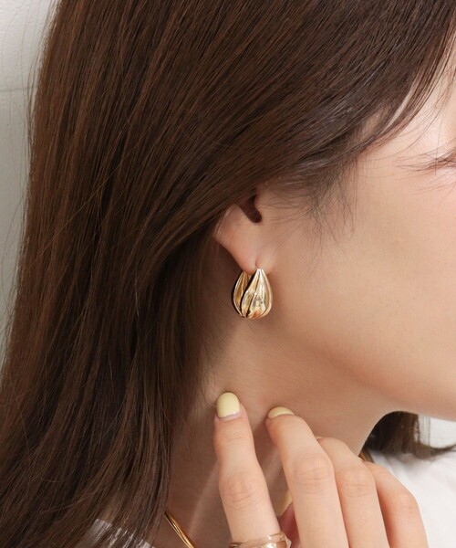 fredy emue（フレディエミュ）の「ツボミワンタッチピアス（ピアス（両耳用）・レディース・ゴールド/シルバー・FREE）」の2枚目の写真