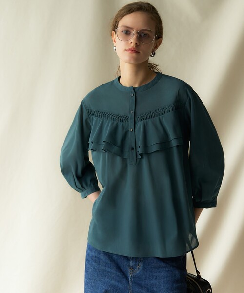 23区 S(ニジュウサンクチイサイサイズ)の「クリアトリコットジャージー ピンタックフリル ブラウス(Tシャツ/カットソー・レディース・ブラック系/ダークグリーン系/ダークブラウン系/ベージュ系・32)」の4枚目の写真