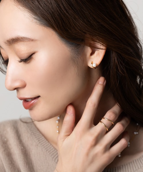 Cream dot.(クリームドット)の「【金属アレルギー対応】一粒パールとビジューが煌くレイヤード風イヤリング(イヤリング・レディース・シルバー/ピンクゴールド/ゴールド・ONE SIZE)」の4枚目の写真