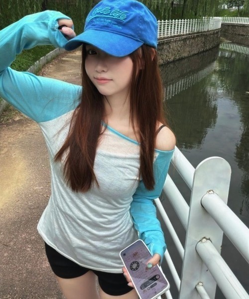 LADY LIKE(レディライク)の「【春夏新作】配色ラグランスリーブワンショルダートップス(Tシャツ/カットソー・レディース・サックスブルー・M)」の3枚目の写真
