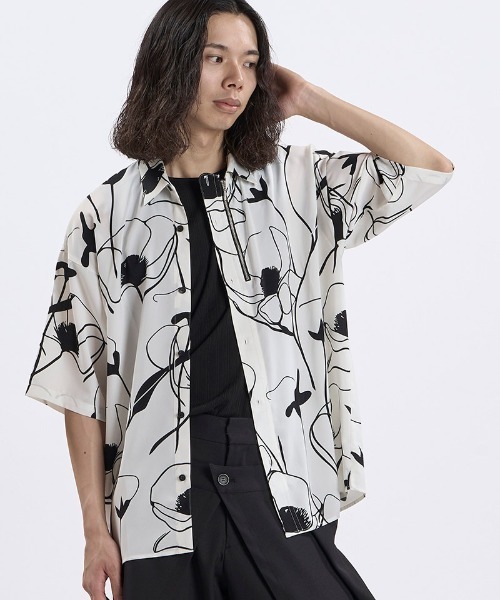 NO ID.(ノーアイディ)の「mhs2670- ハーフZIP-BIG-SH ジップハーフスリーブシャツ(859006-093S)(シャツ/ブラウス・メンズ・ホワイト/ブラック・ONE SIZE)」の2枚目の写真