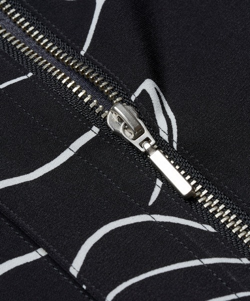 NO ID.(ノーアイディ)の「mhs2670- ハーフZIP-BIG-SH ジップハーフスリーブシャツ(859006-093S)(シャツ/ブラウス・メンズ・ホワイト/ブラック・ONE SIZE)」の5枚目の写真