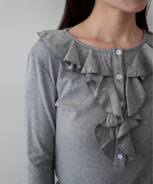 on:nue(オンニュ)の「【on:nue】フロントフリルヘンリーネックカットソー /26-27 AW COLLECTION(Tシャツ/カットソー・レディース・ホワイト/グレー/ブラック・FREE)」の3枚目の写真