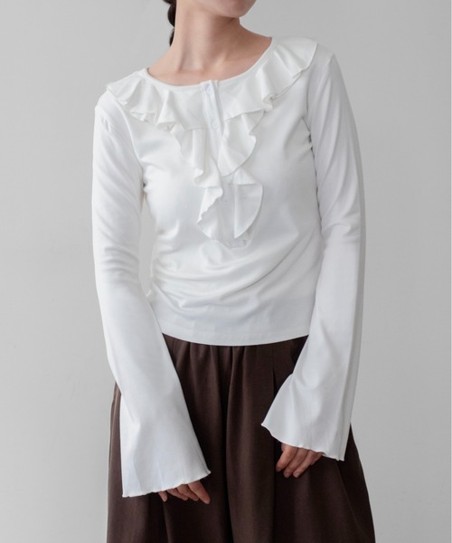 on:nue(オンニュ)の「【on:nue】フロントフリルヘンリーネックカットソー /26-27 AW COLLECTION(Tシャツ/カットソー・レディース・ホワイト/グレー/ブラック・FREE)」の4枚目の写真