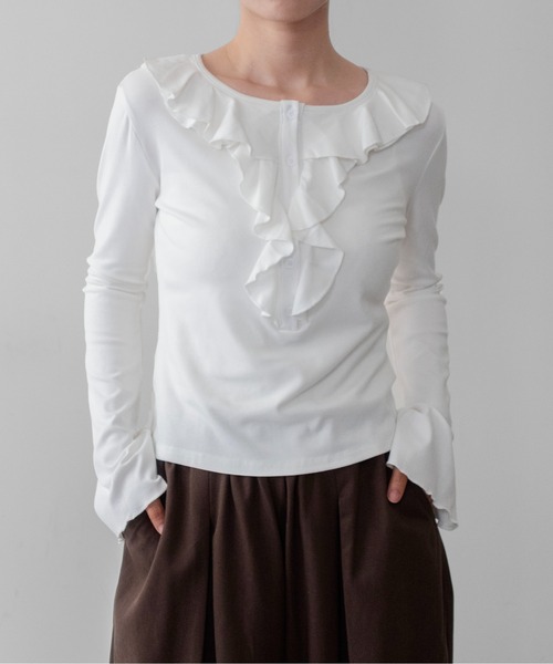 on:nue(オンニュ)の「【on:nue】フロントフリルヘンリーネックカットソー /26-27 AW COLLECTION(Tシャツ/カットソー・レディース・ホワイト/グレー/ブラック・FREE)」の5枚目の写真