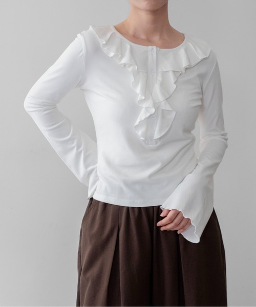 on:nue(オンニュ)の「【on:nue】フロントフリルヘンリーネックカットソー /26-27 AW COLLECTION(Tシャツ/カットソー・レディース・ホワイト/グレー/ブラック・FREE)」の6枚目の写真