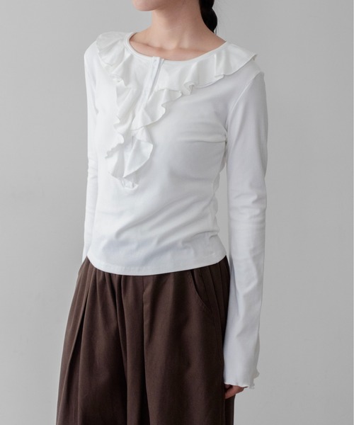 on:nue(オンニュ)の「【on:nue】フロントフリルヘンリーネックカットソー /26-27 AW COLLECTION(Tシャツ/カットソー・レディース・ホワイト/グレー/ブラック・FREE)」の7枚目の写真
