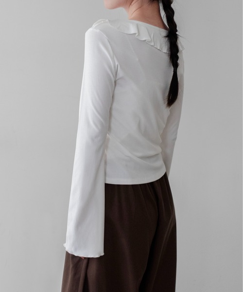 on:nue(オンニュ)の「【on:nue】フロントフリルヘンリーネックカットソー /26-27 AW COLLECTION(Tシャツ/カットソー・レディース・ホワイト/グレー/ブラック・FREE)」の9枚目の写真