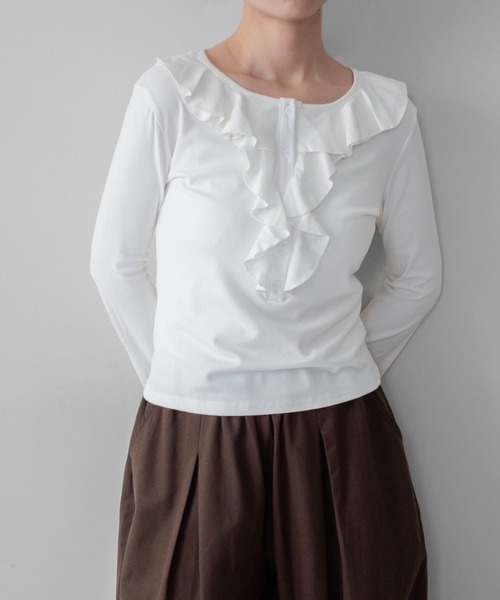 on:nue(オンニュ)の「【on:nue】フロントフリルヘンリーネックカットソー /26-27 AW COLLECTION(Tシャツ/カットソー・レディース・ホワイト/グレー/ブラック・FREE)」の10枚目の写真