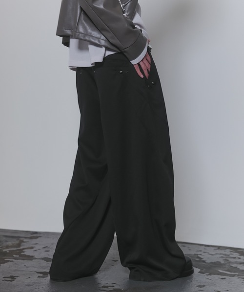 Confirm(コンファーム)の「Slacks Studded Curve Pants / スラックススタッズカーブパンツ メンズ レディース ユニセックス(スラックス・メンズ・ブラック/チャコールグレー/グレー系/ネイビー系/ブラック系その他・S/M/L)」の2枚目の写真