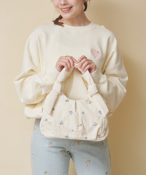 Cath Kidston（キャスキッドソン）の「リボンハンドルエンブロイダリーバッグ Floral Garden Embroidery（ショルダーバッグ・レディース・ブラック/ブラウン/アイボリー/ピンク・FREE）」の6枚目の写真