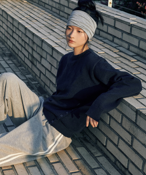 GLW(ジーエルダブリュ)の「ユニセックス サイドボタン ニット ネイビー(ニット/セーター・レディース・その他・LARGE/MEDIUM/X-LARGE/SMALL)」の3枚目の写真