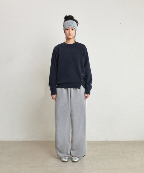 GLW(ジーエルダブリュ)の「ユニセックス サイドボタン ニット ネイビー(ニット/セーター・レディース・その他・LARGE/MEDIUM/X-LARGE/SMALL)」の2枚目の写真